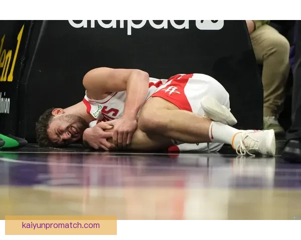 申京疑似腰部受伤比赛中多次捂腰一度被迫返回更衣室